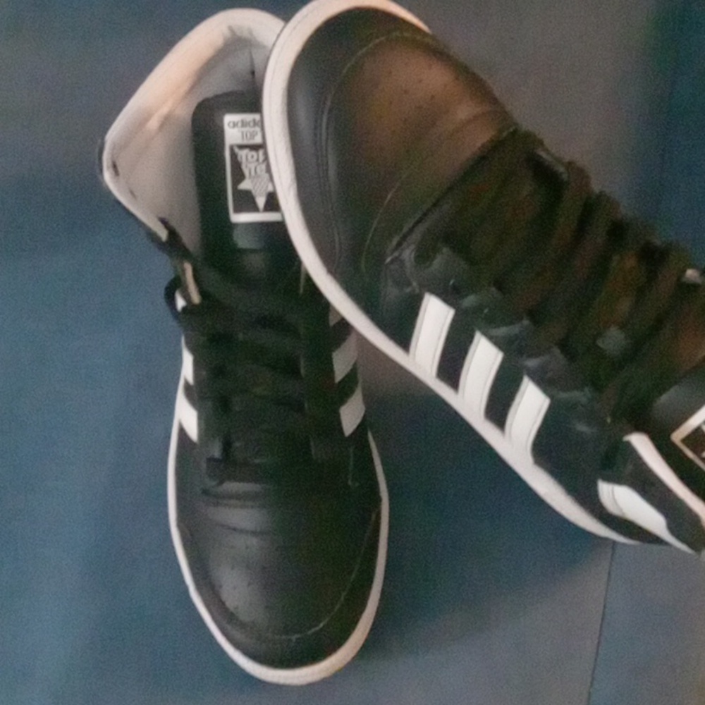 Gym shoes